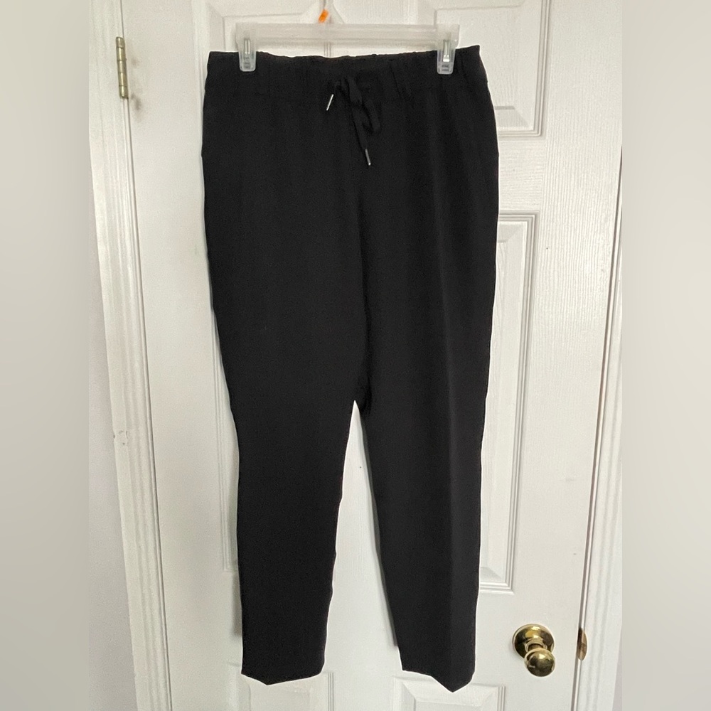 Women’s Lululemon tapered pant *size 8*